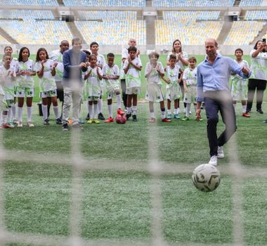 Imagem - Príncipe William mostra talento com a bola em visita ao Maracanã