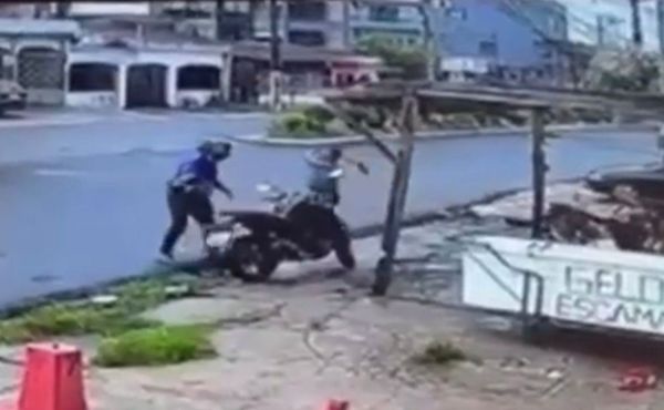 Vídeo: homem tenta assaltar família e leva golpe de pá no bairro da Pedreira