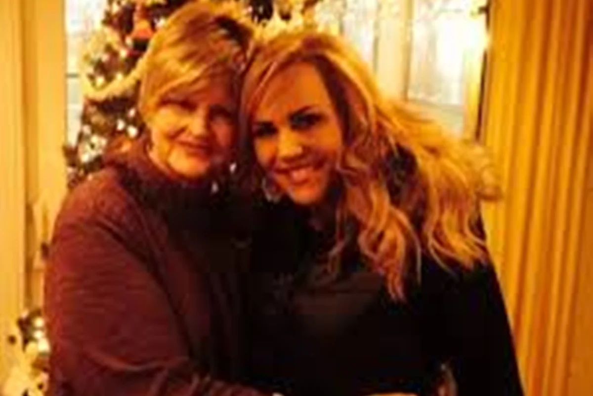 (A ex-apresentadora de TV, Angelynn Angie Mock, e a mãe, Anita Avers, de 80 anos.)