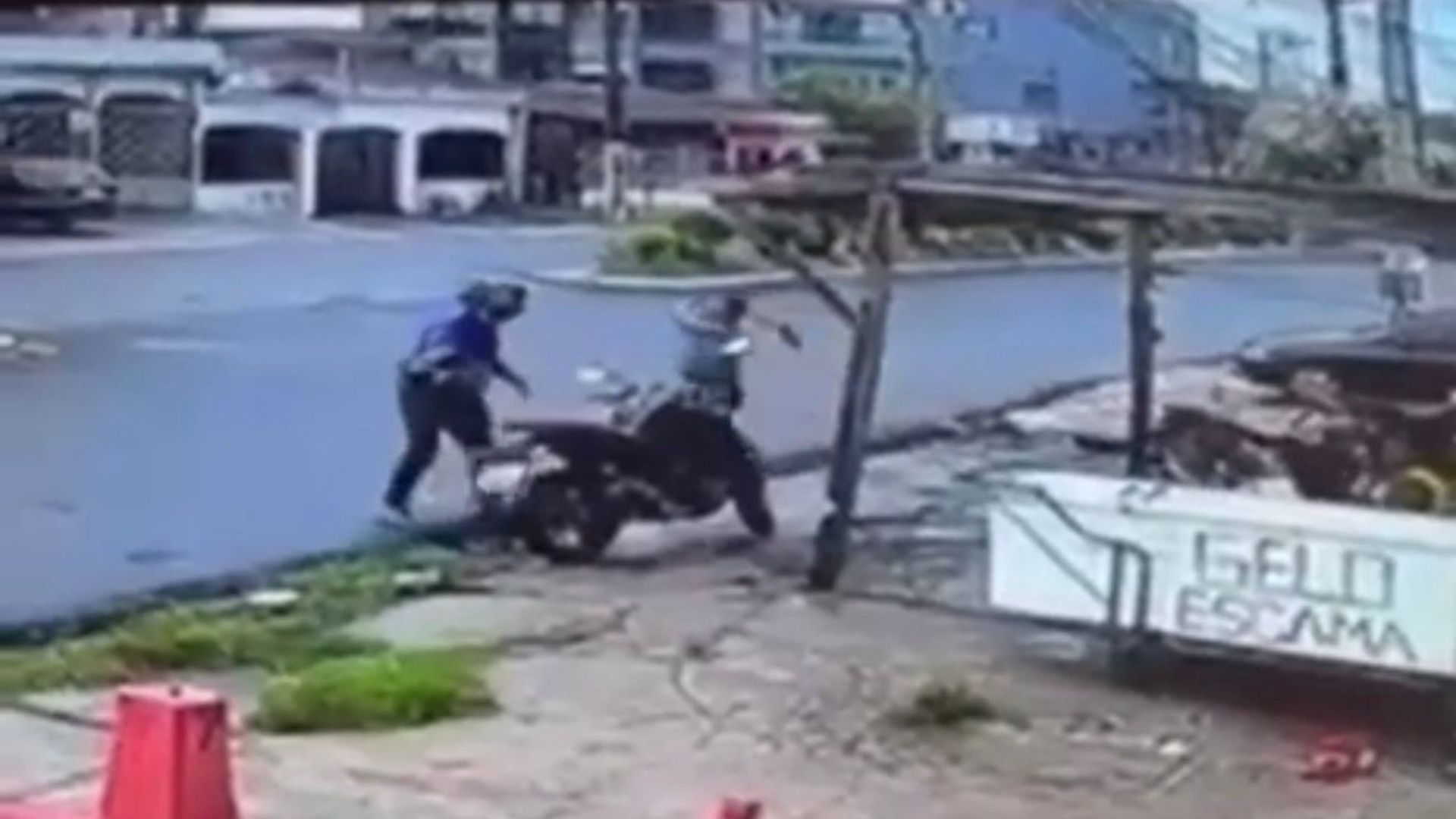 Imagem - Vídeo: homem tenta assaltar família e leva golpe de pá no bairro da Pedreira
