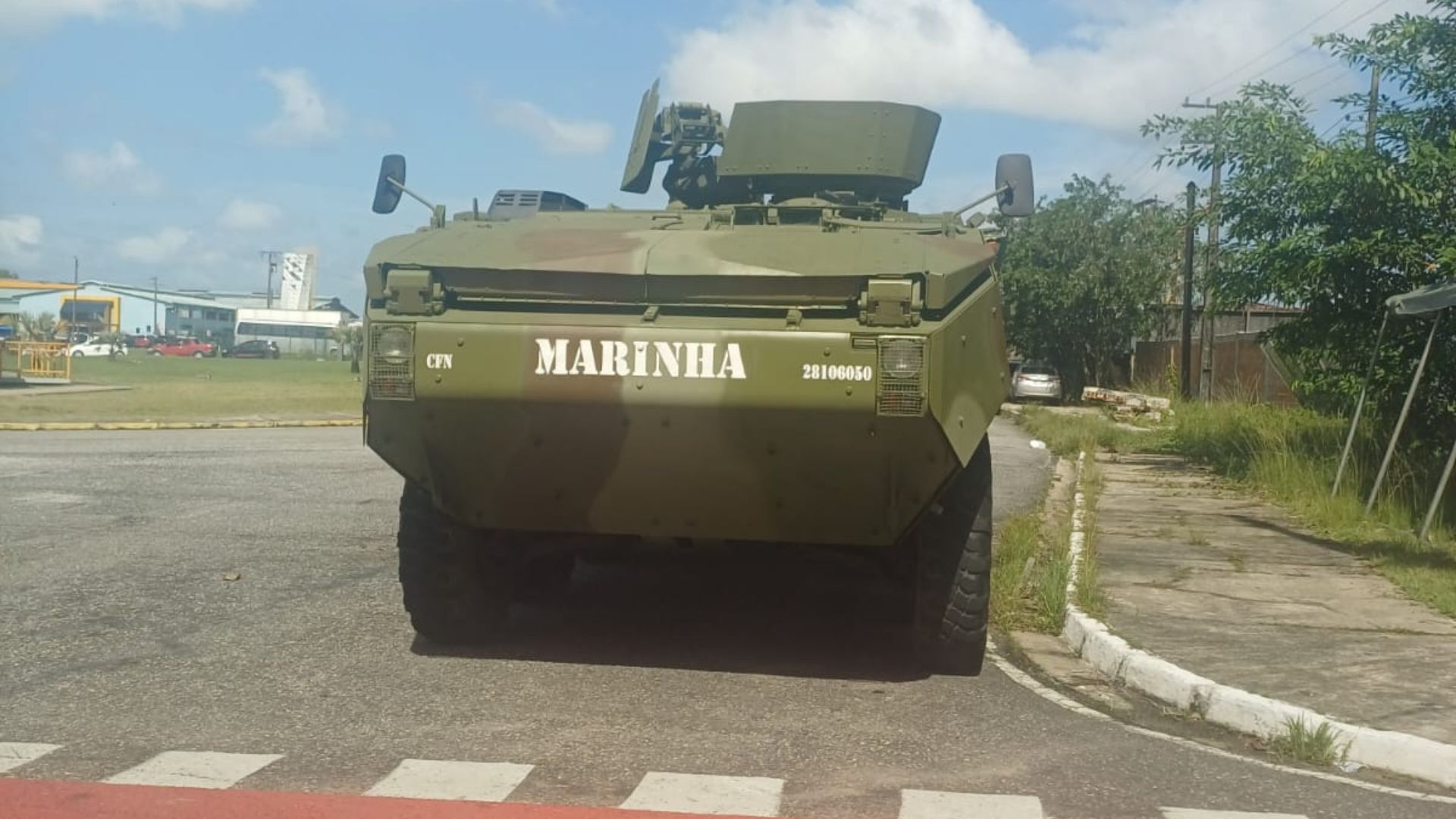 Blindado da Marinha visto na Artur Bernardes, em Belém