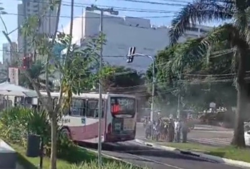 Fumaça em ônibus assusta passageiros na Doca, em Belém.