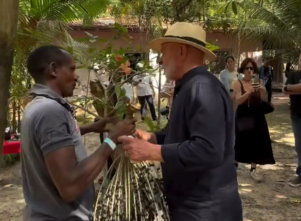 Imagem - Lula visita comunidade quilombola em Acará e participa do preparo do açaí durante viagem à Belém