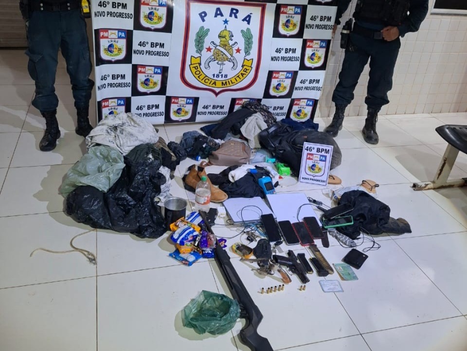 Material apreendido com os assaltantes.