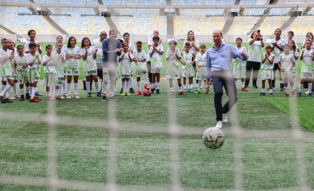 Imagem - Príncipe William mostra talento com a bola em visita ao Maracanã