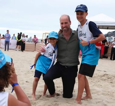 Imagem - Príncipe William joga vôlei de praia com crianças em Copacabana