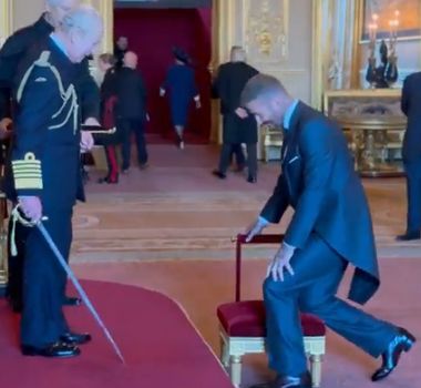 Imagem - Rei Charles condecora David Beckham como cavaleiro; assista