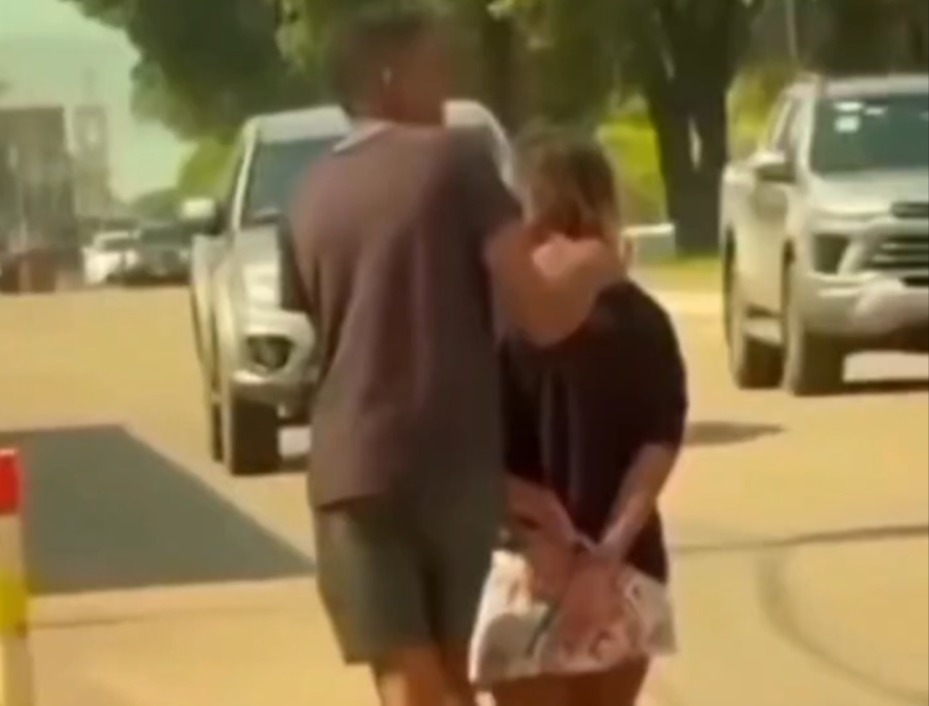 Com as mãos amarradas, mulher é conduzida por namorado em rua no Pará.