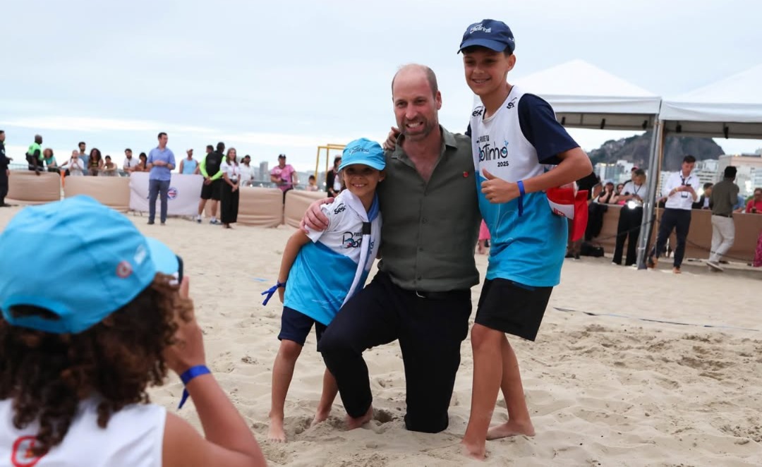 Criançada com o príncipe em Copacabana -