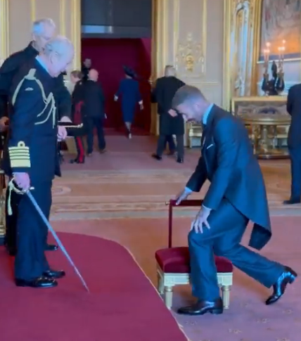 David Beckham foi condecorado pelo rei Charles III