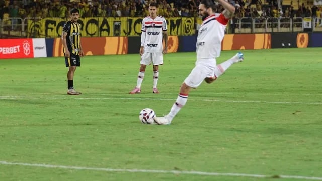 Léo Gamalho garantiu a vitória do Botafogo - 