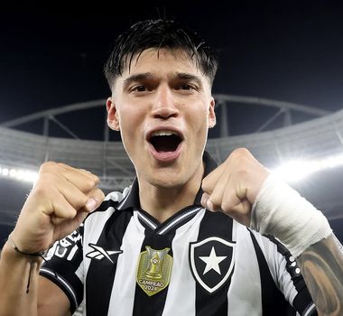 Imagem - Botafogo atropela o Vasco e se aproxima do G-5 do Brasileirão