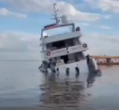 Imagem - Vídeo: Iate vindo de Manaus encalha e quase afunda no Pará
