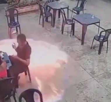 Imagem - Cigarro aceso provoca incêndio e pânico em posto de combustível