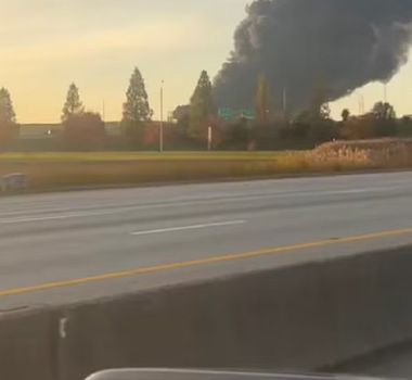 Imagem - Avião de carga cai em Louisville, nos EUA e mata 7 pessoas