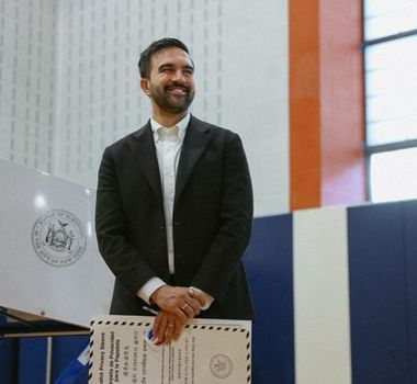 Imagem - Democrata Zohran Mamdani, opositor de Trump, vence as eleições em Nova York