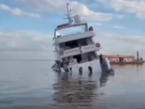 Iate vindo de Manaus encalha e quase afunda no Pará.