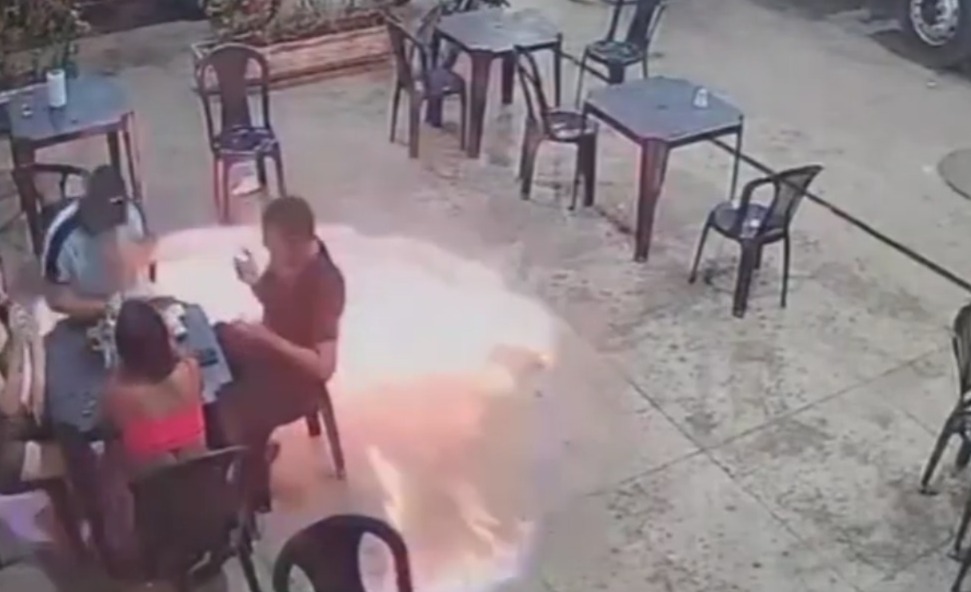 Imagem - Cigarro aceso provoca incêndio e pânico em posto de combustível