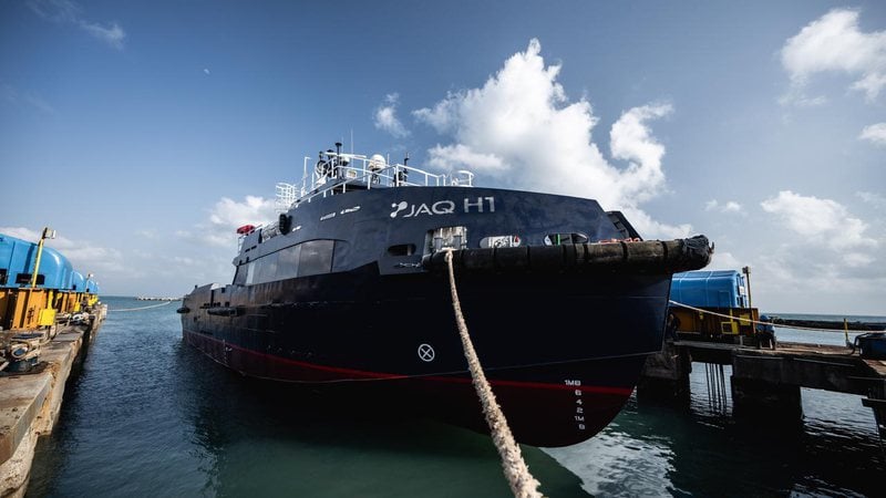 Projeto brasileiro aposta em embarcações que produzem a própria energia e promete reduzir a poluição nos rios e mares

