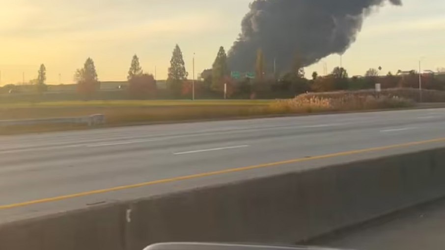 Imagem - Avião de carga cai em Louisville, nos EUA e mata 7 pessoas