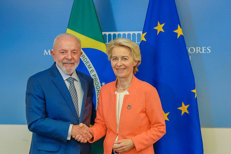 Ursula von der Leyen (dir.) é uma das autoridades mais esperadas da COP30