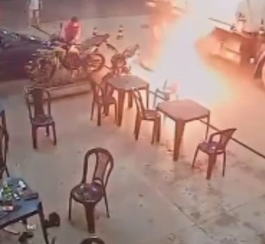 Imagem - Vídeo: cigarro eletrônico quase causa destruição em posto de gasolina