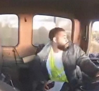 Imagem - Homem se assusta ao presenciar queda e explosão de avião