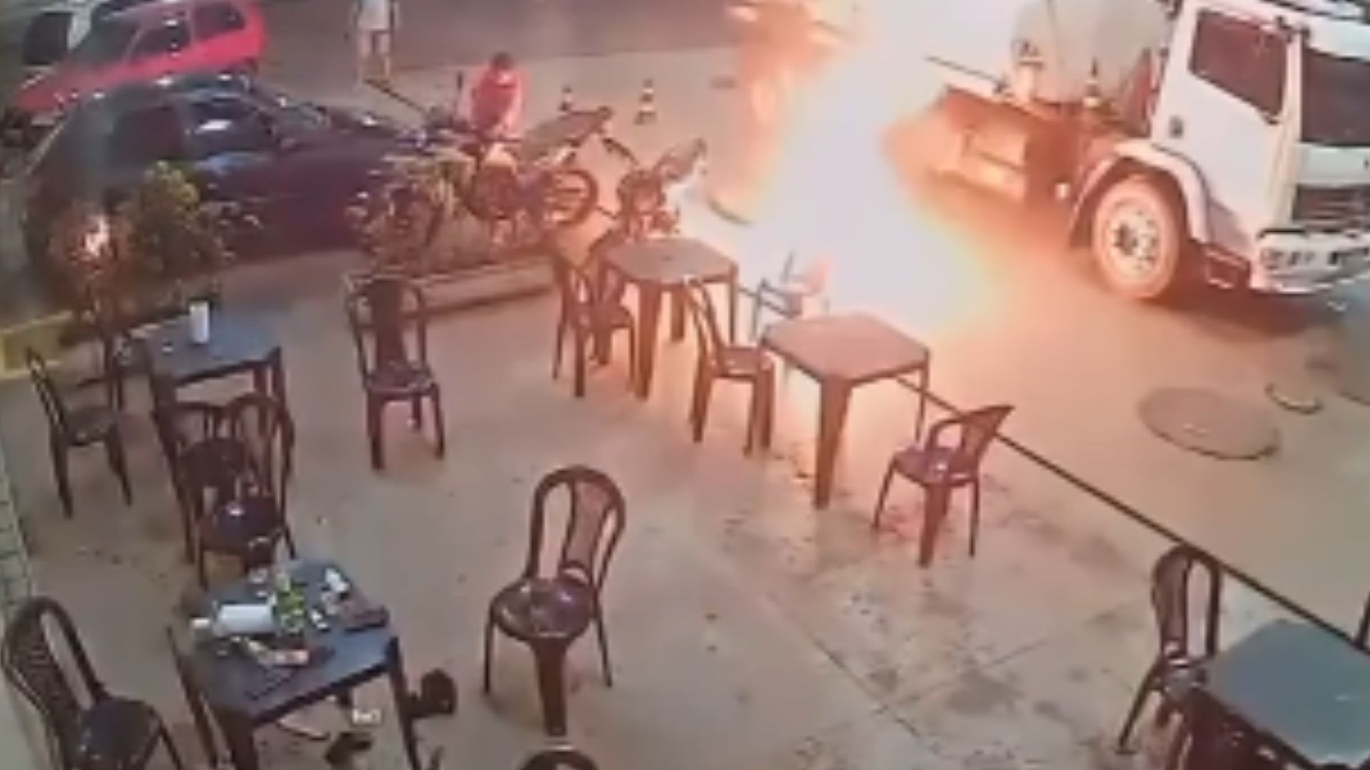 Chamas tomaram conta do posto de gasolina