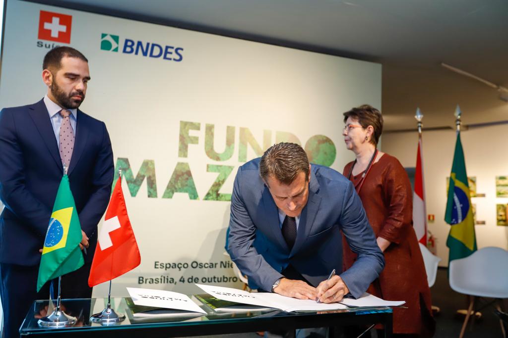 Embaixador da Suíça, Pietro Lazzeri, na ocasião da assinatura do acordo do Fundo Amazônia.