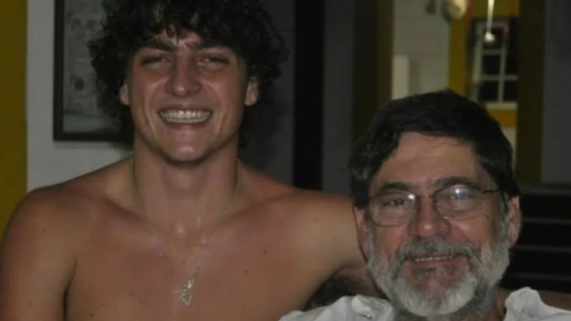 Francisco ao lado do pai. Paulo foi morto após surto do próprio filho, em SP.