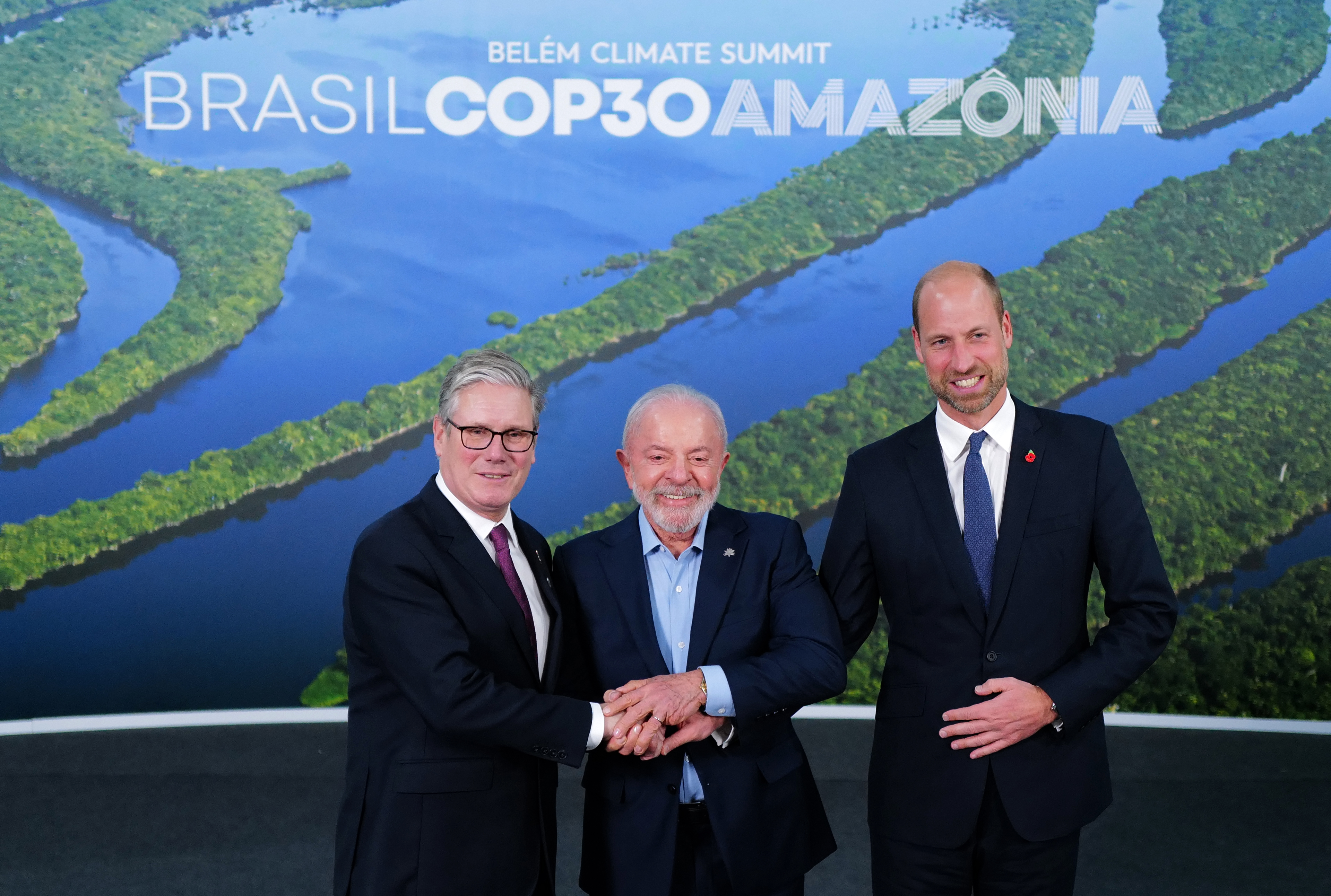 O presidente brasileiro Luiz Inácio Lula da Silva cumprimenta o primeiro-ministro britânico Keir Starmer e o príncipe William durante a Conferência das Nações Unidas sobre Mudanças Climáticas