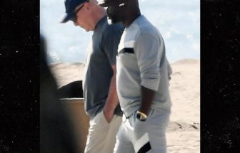 Ator Bruce Willis é flagrado caminhando na praia em LA