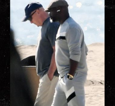 Imagem - Ator Bruce Willis é flagrado caminhando na praia em LA