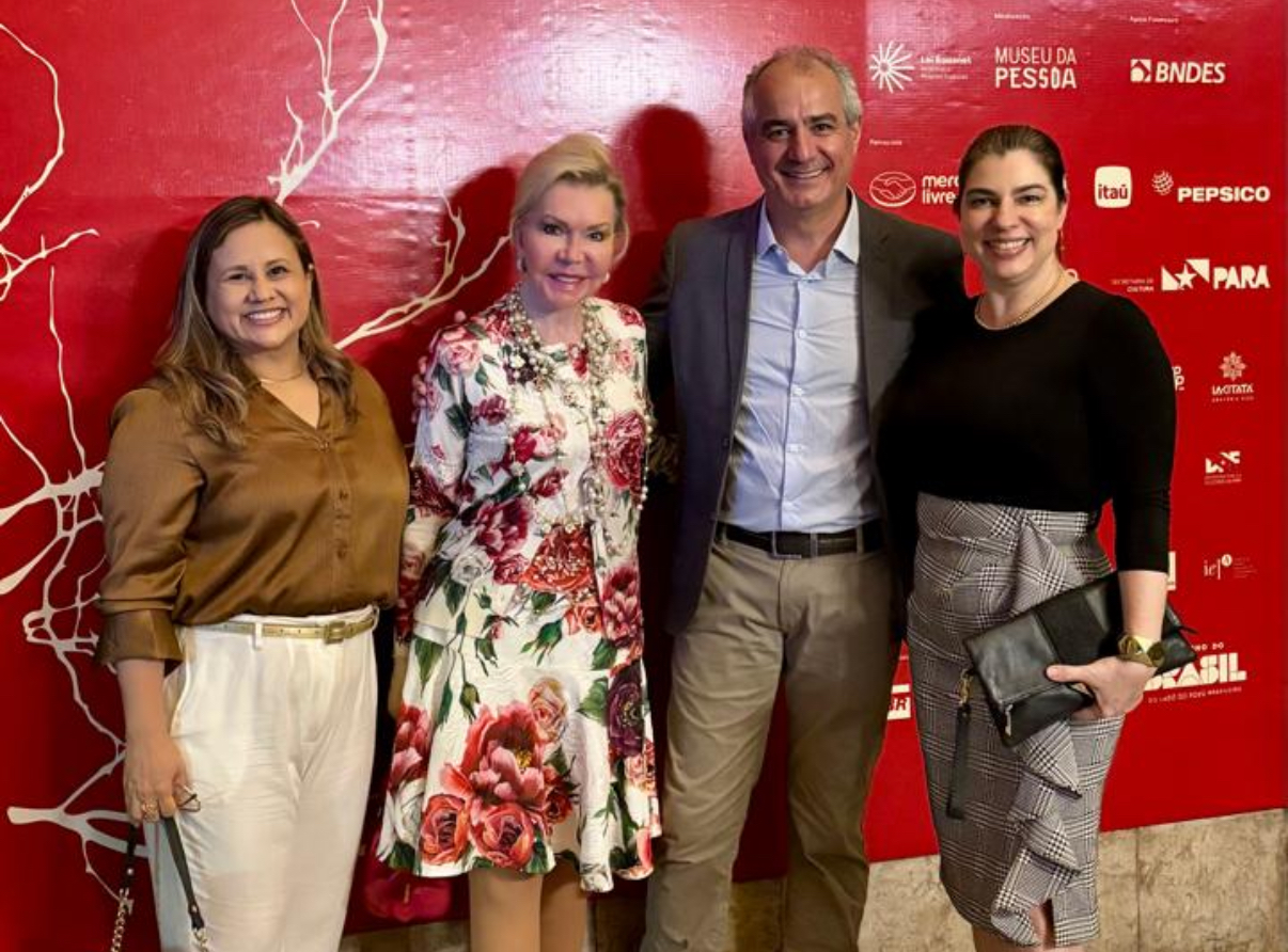 A jornalista Norimar Muller ao lado de Jutta Seibel (Cerpa), Eduardo Valente (Museu da Pessoa) e Olenita Santos, durante a abertura da exposição “Você já escutou a Terra?”, no Museu do Estado do Pará.
