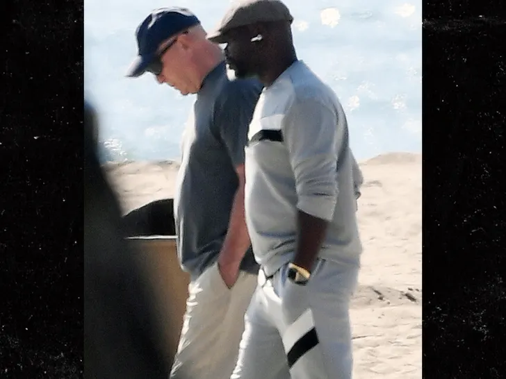 Imagem - Ator Bruce Willis é flagrado caminhando na praia em LA