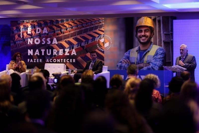 Caixa lança plataforma para redução de emissões de carbono em projetos habitacionais.