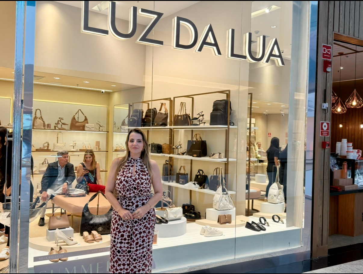 Franqueada da Luz da Lua, grife de bolsas e sapatos, Kelly Velasco abriu mais uma unidade da loja, agora também no 2° piso do Bosque Grão Pará. 