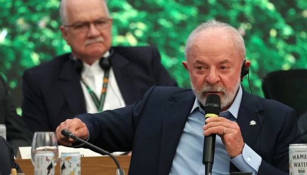 Lula defende fim da dependência de combustíveis fósseis, durante sessão sobre transição energética