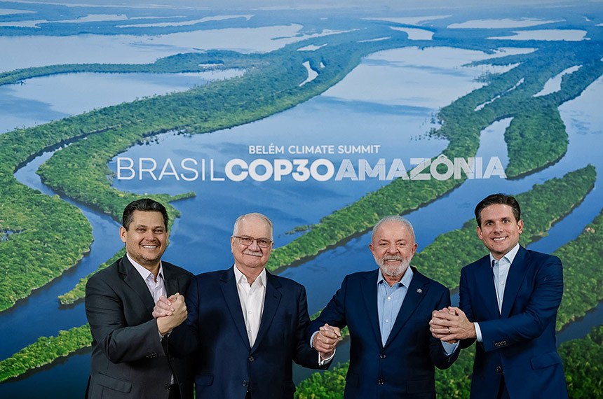 Na abertura da Cúpula com a presença do presidente da República, Luiz Inácio Lula da Silva, do presidente da Câmara dos Deputados, Hugo Motta, e do ministro do Supremo Tribunal Federal (STF) Edson Fachin. 