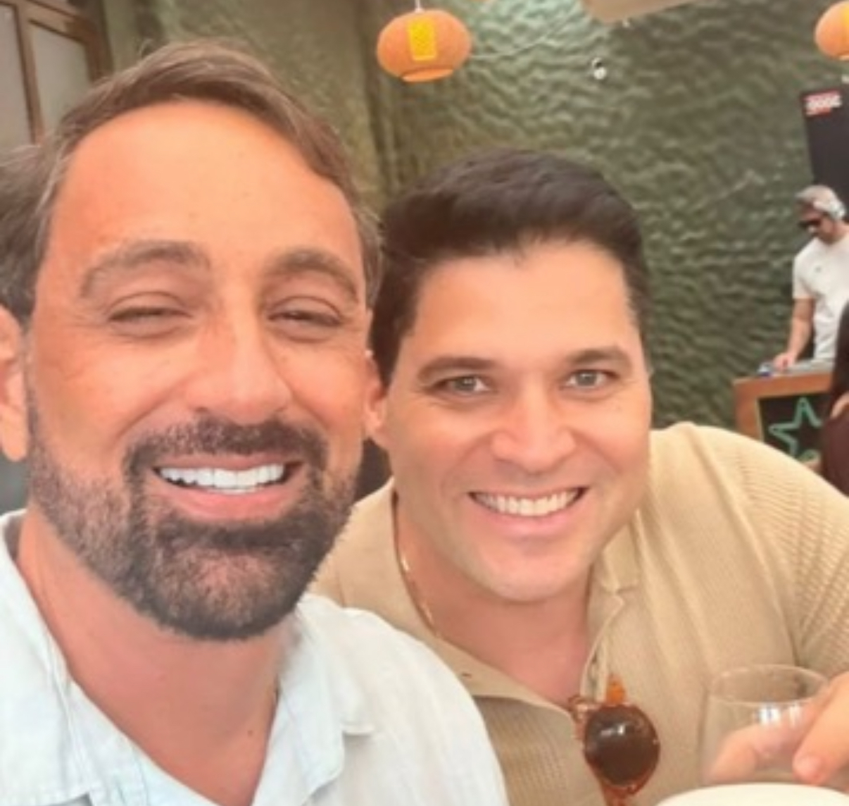 O empresário Jefferson Goldenberg, que aniversariou no último dia 5, brinda com o amigo Michel Viana, por todo o sucesso que tem conquistado na área de eventos.