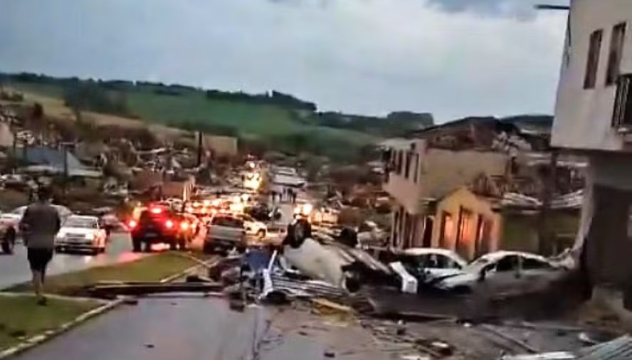 Tornado deixou pelo menos três mortos no Paraná -