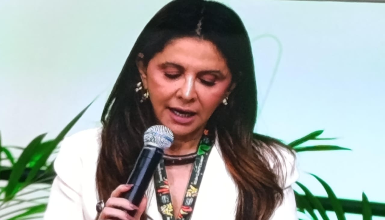 Apresentadora Layse Santos comanda a ordem dos discursos na plenária de chefes de Estado