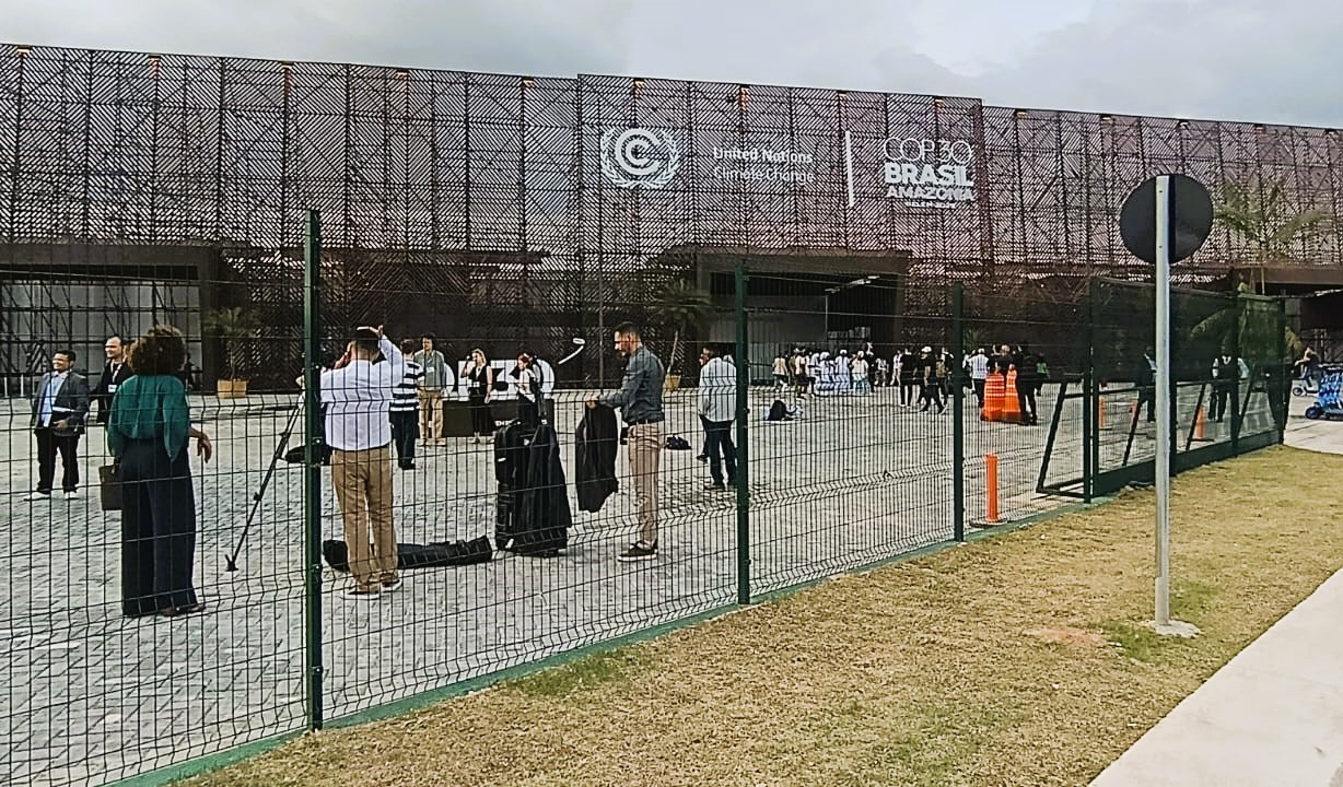 Jornalistas na frente da sede da COP-30, montada no novo Parque da Cidade