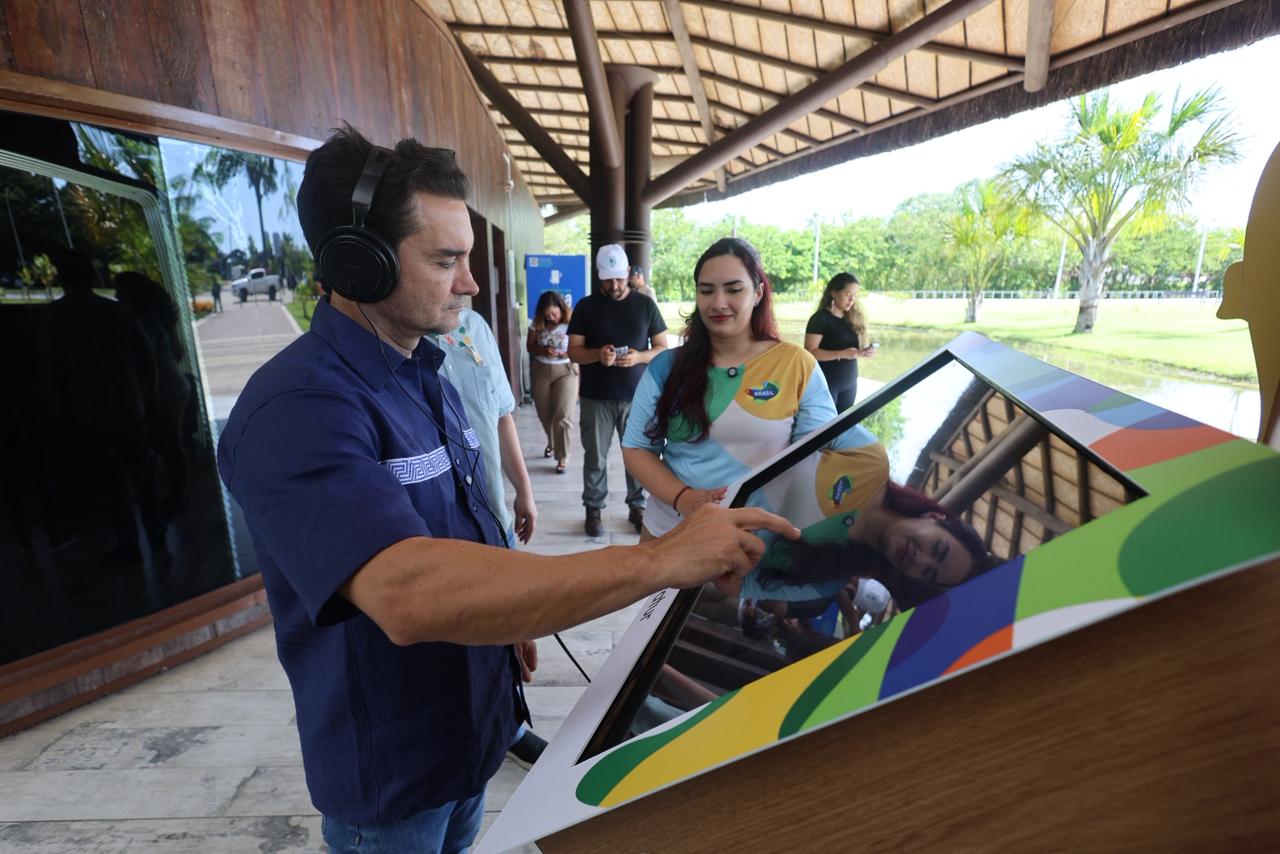 Ministro do Turismo, Celso Sabino, realizado teste do "Infozone"