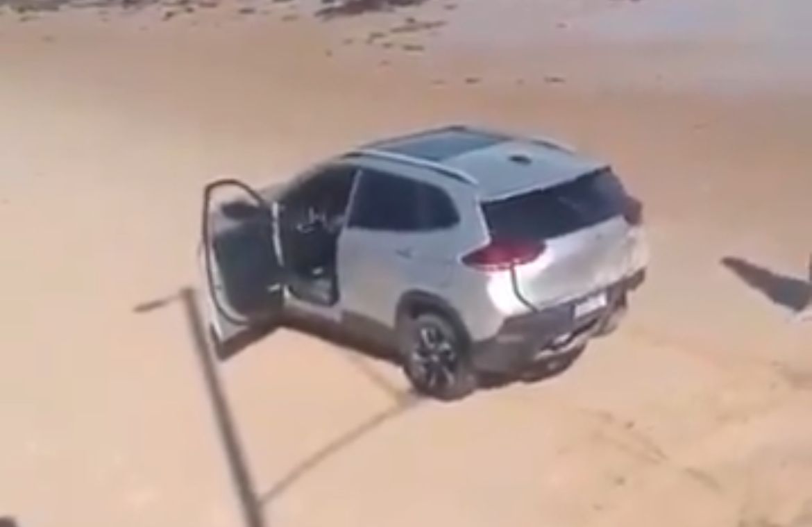 Vídeo: motorista perde o controle e veículo invade praia em Mosqueiro