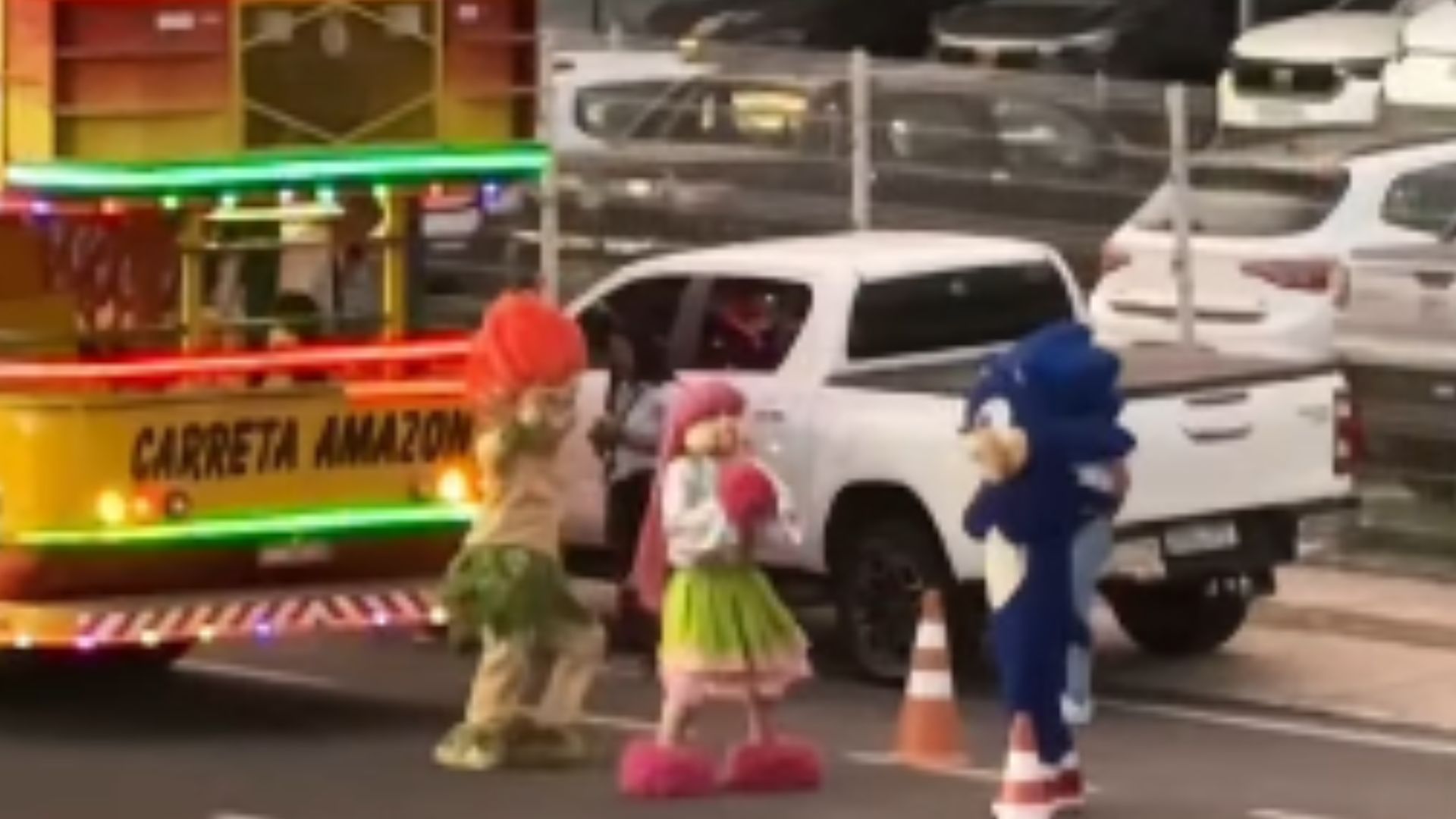 Curupira no meio das figuras de destaque da carreta furacão. 