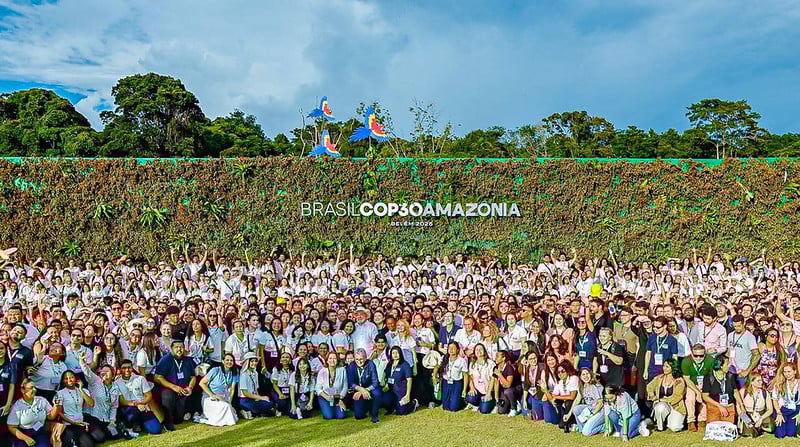 Imagem - Lula se reúne com voluntários da COP30 em Belém