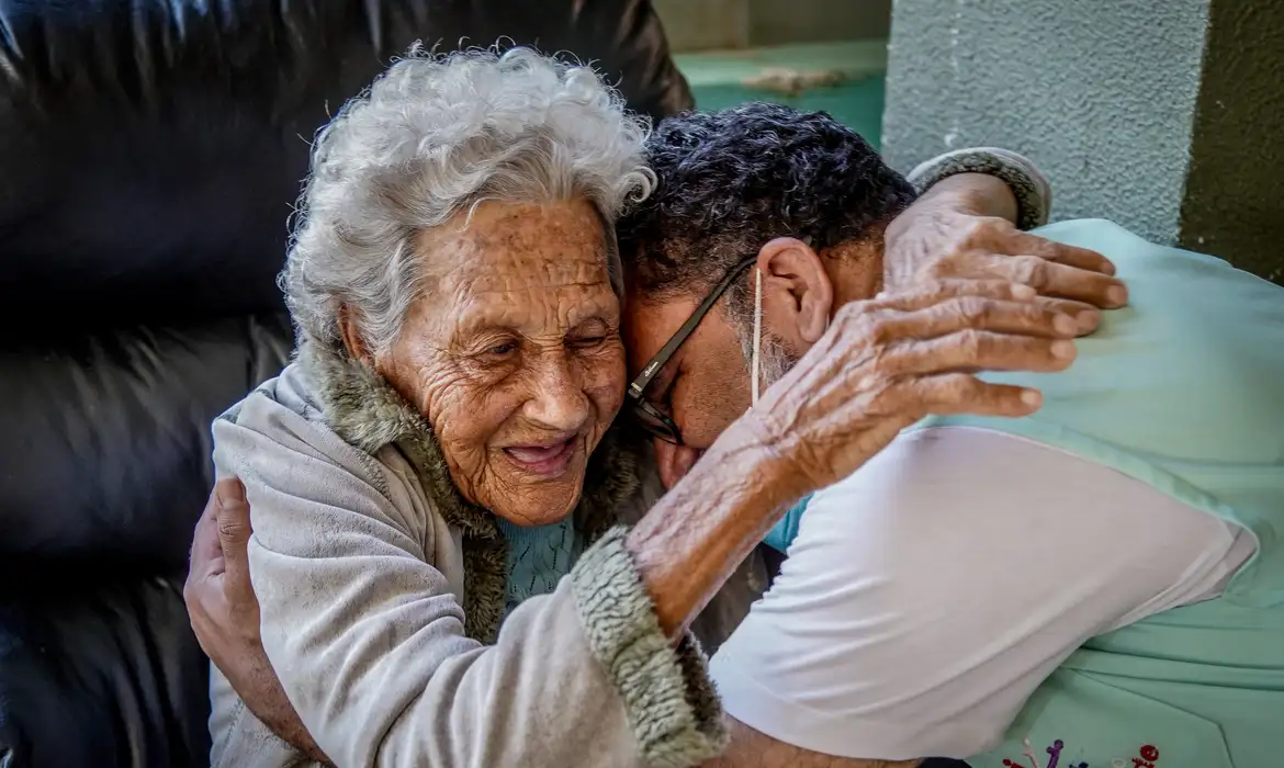 (O Enem edição 2025 abordou a dignidade da pessoa idosa no país) 
