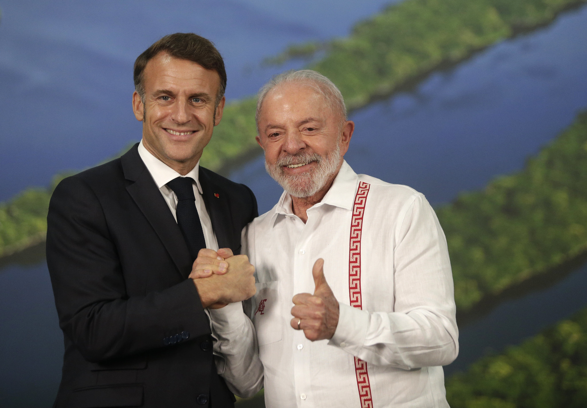 Presidente francês Emmanuel Macron ao lado do presidente Luiz Inácio Lula da Silva durante a Cúpula do Clima, em Belém