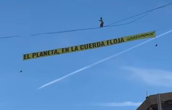 Ativista faz protesto climático e atravessa o céu de Madri a pé